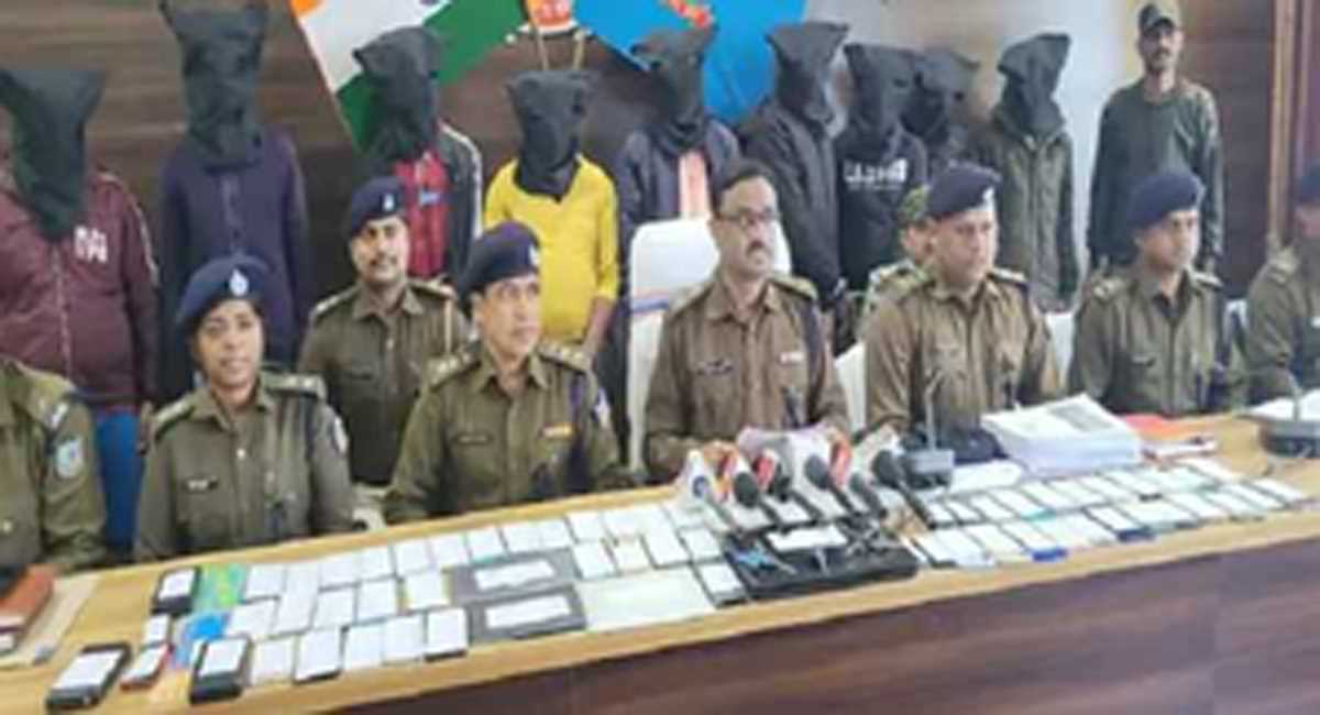 15 लाख के गैजेट्स के साथ नौ साइबर अपराधी गिरफ्तार, जंगल में बना रखा था ठिकाना 15 लाख के गैजेट्स के साथ नौ साइबर अपराधी गिरफ्तार, जंगल में बना रखा था ठिकाना